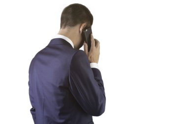 Genç işadamı beyaz arka plan üzerinde izole akıllı telefon kullanarak konsantre ve gergin