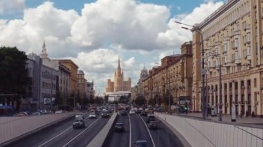 Moskova, Rusya - 9 Temmuz 2019. Bahçe halka (Sadovoye Koltso) Moskova şehir merkezinde Acele saat trafik. 4k zaman atlamalı
