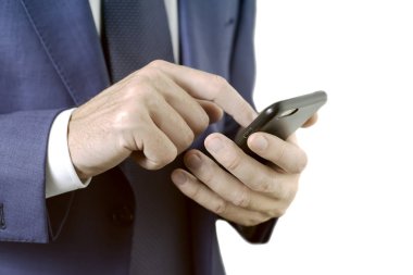 Beyaz arka planda izole cep akıllı telefon kullanarak bir erkek ellerini yakın. 