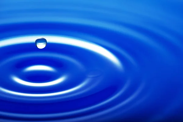 Primo piano della caduta della goccia d'acqua Fotografia Stock