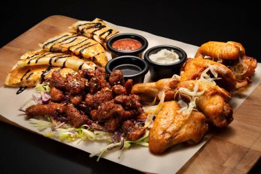 Siyah arkaplanda restoran abur cubur düzeni