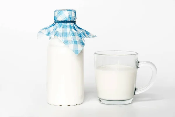 Una bottiglia di latte e una tazza — Foto Stock