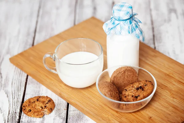 Milk and cookies for breakfast — Stock Photo, Image