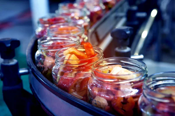 Canned bell peppers on a curved conveyor line — Stock Photo, Image