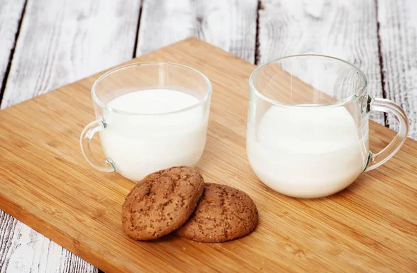 Bevanda di latte fresco con biscotti — Foto Stock