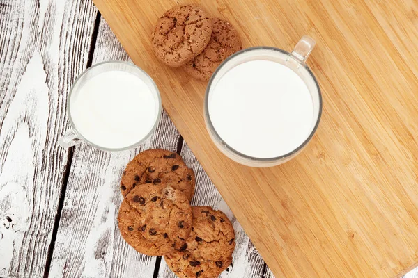 Set di latte e biscotti dall'alto — Foto Stock