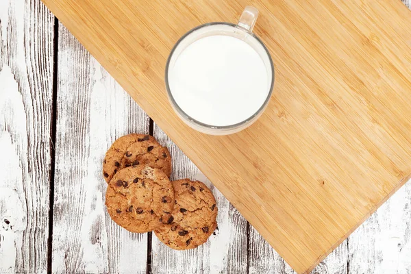Fresh milk beverage and cookies — Stock Photo, Image