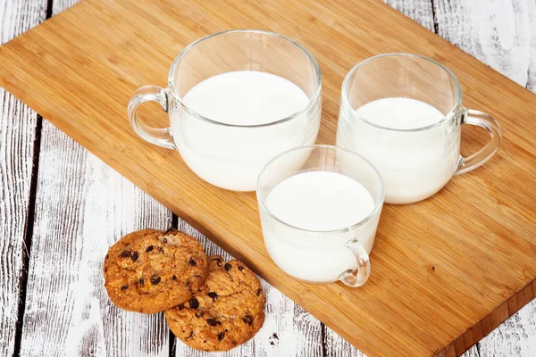 가족 아침이요. 우유와 쿠키 로열티 프리 스톡 이미지