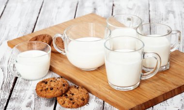 Beş bardak süt. Kurabiyeli kahvaltı.