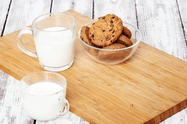 Breakfast of fresh milk and cookies — Stock Photo, Image