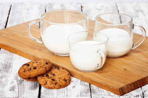 Τρία φλιτζάνια γάλα και μπισκότα — Φωτογραφία Αρχείου