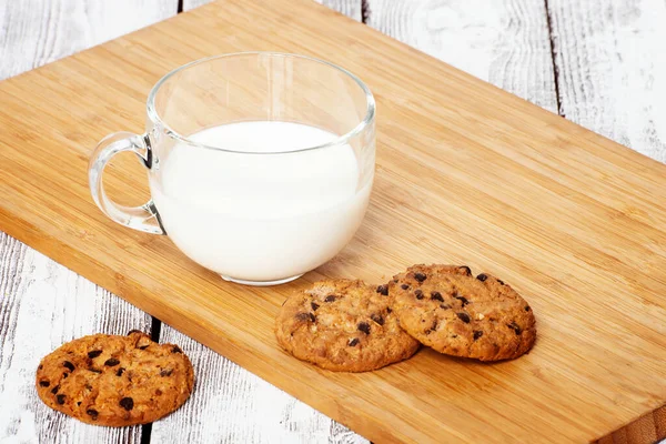 우유와 쿠키가 담긴 큰 컵 — 스톡 사진