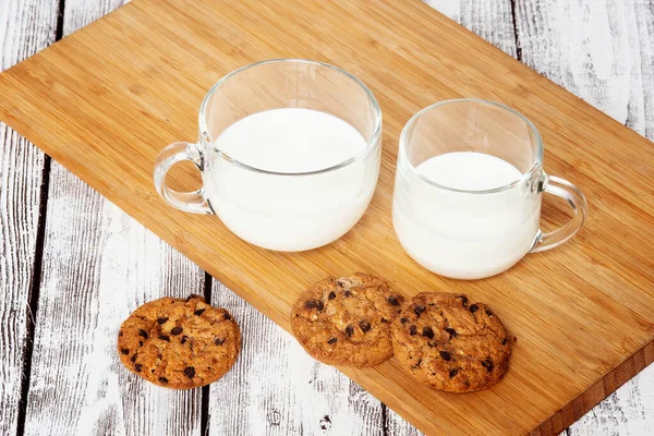Fresh milk beverage and cookies — Stock Photo, Image