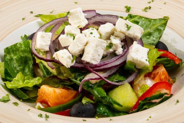 Kapalı tabakta Yunan salatası