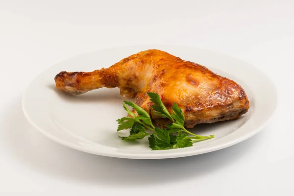 Gebratene Hähnchenkeule mit auf einem weißen Teller — Stockfoto