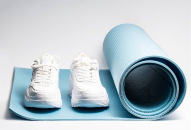 Mavi yoga minderinde beyaz