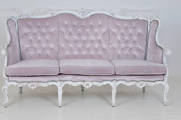 Schönes Sofa Auf Dem Hintergrund Einer Wand — Stockfoto