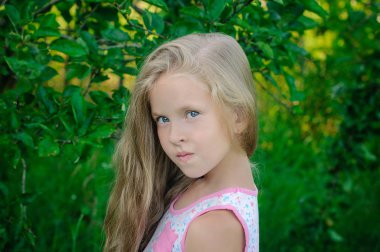 Güzel genç sarışın kız açık havada portresi.