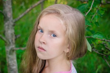 Güzel genç sarışın kız açık havada portresi.