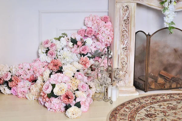 Lujo Elegante Interior Del Apartamento Paredes Blancas Decoradas Con Flores —  Fotos de Stock