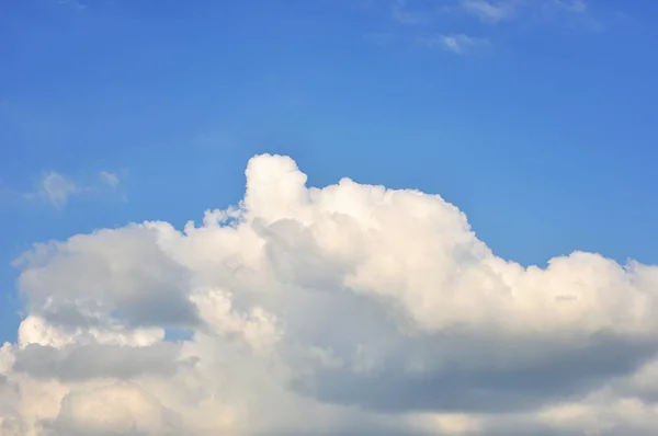 Blauwe Lucht Met Cloudsin Zonnige Dag — Stockfoto