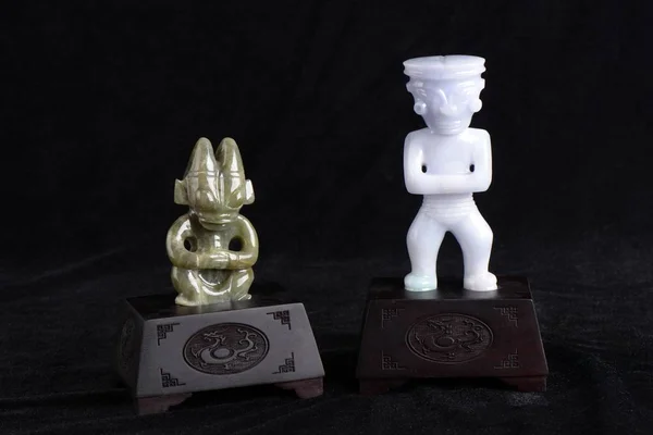 Jade Antigo Chinês Esculpindo Arte Pequenas Figuras Humanas Fundo Preto — Fotografia de Stock