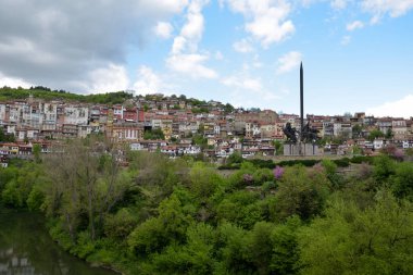 Bulgaristan'ın Veliko Tarnovo şehir büyük görünüm nehir tarafından gelen