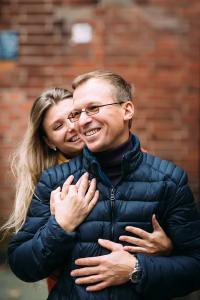 Verliefde Paar Toeristen Lopen Rond Oude Stad Paar Liefhebbers Ontspannen — Stockfoto