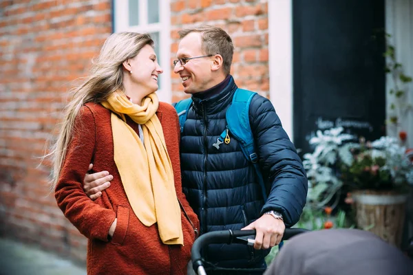 Šťastné Mladé Rodiče Baby Kočárek Ulici Lübeck Německo — Stock fotografie