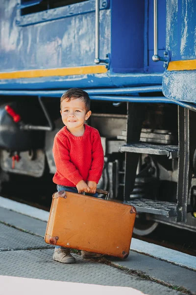 Adorabil Băiețel Băiețel Îmbrăcat Pulover Roșu Gară Lângă Tren Valiză — Fotografie, imagine de stoc
