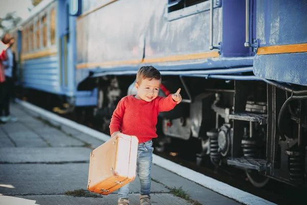 Adorabil Băiețel Băiețel Îmbrăcat Pulover Roșu Gară Lângă Tren Valiză — Fotografie, imagine de stoc