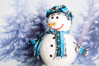 yağan kar kış manzara çevrili gülümseyen, mutlu kardan adam