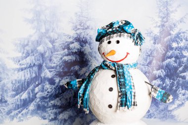 yağan kar kış manzara çevrili gülümseyen, mutlu kardan adam