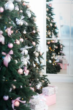 güzel Noel ağaçları altında çeşitli hediyeler