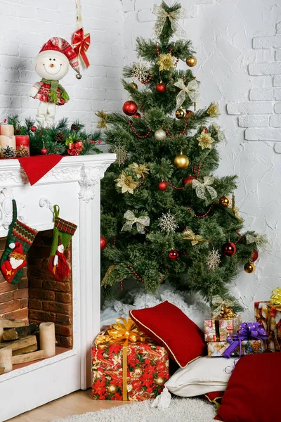 Imagen Chimenea Árbol Navidad Decorado Con Regalo — Foto de Stock