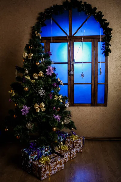 冬季背景 圣诞快乐 新年贺卡快乐 有装饰和蓝光的圣诞树 — 图库照片