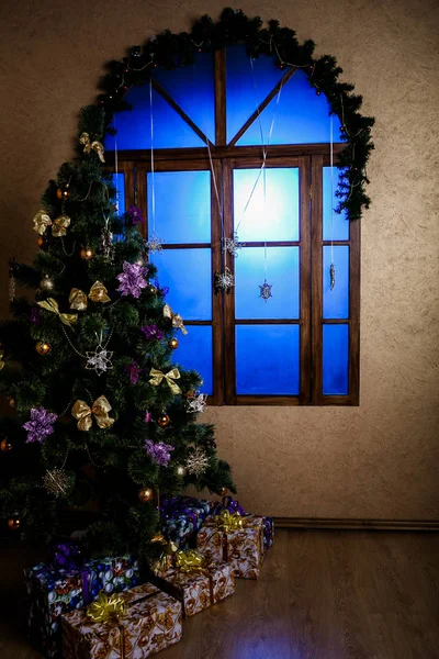 Зимний Фон Рождеством Новым Годом Рождественская Елка Украшениями Голубым Светом — стоковое фото