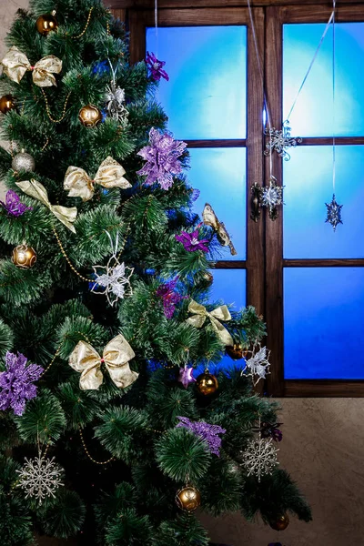 冬季背景 圣诞快乐 新年贺卡快乐 有装饰和蓝光的圣诞树 — 图库照片