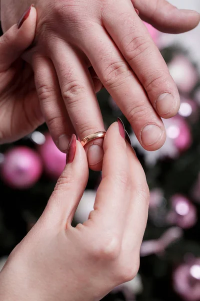 Bruid Draagt Ring Vinger Van Bruidegom Tijdens Trouwdag Liefde Gelukkig — Stockfoto