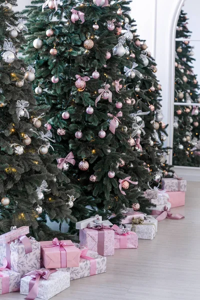 美しいクリスマス ツリーの下で様々 な贈り物 — ストック写真