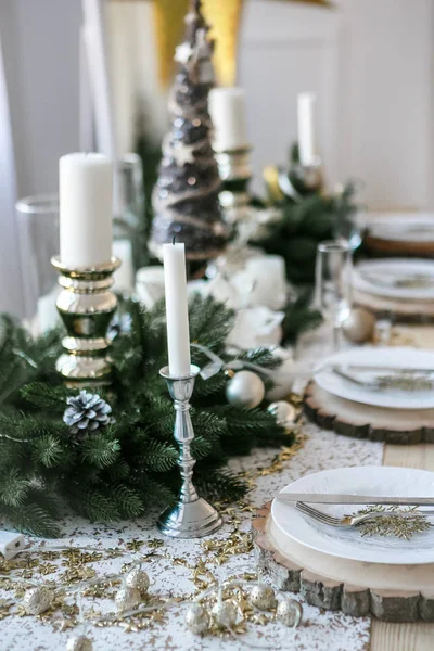 Oturma odasında Noel yemeği için servis edilen masa, manzarayı kapatın.