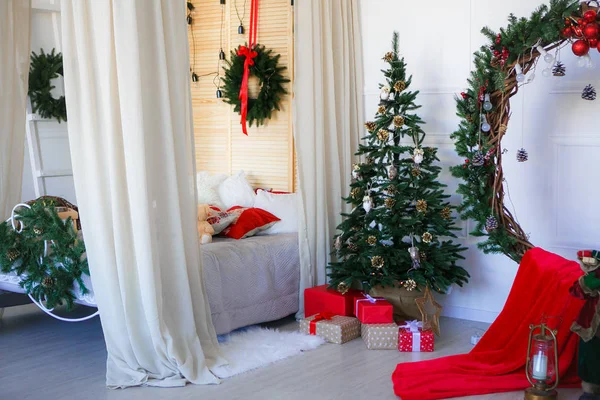 Schlafzimmer Mit Weihnachtsbaum — Stockfoto