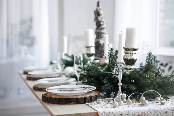 Oturma Odasında Noel Yemeği Için Servis Edilen Masa Manzarayı Kapatın — Stok fotoğraf