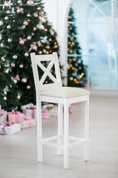 Λευκή Καρέκλα Χριστουγεννιάτικο Δέντρο Φόντο — Φωτογραφία Αρχείου