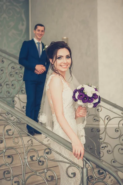 美丽的新娘和英俊的新郎在楼梯上 — 图库照片