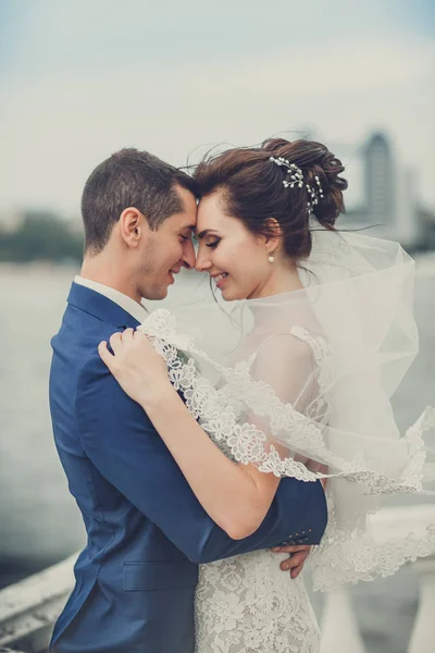 感官的一对年轻夫妇的画像 室外的结婚照 — 图库照片