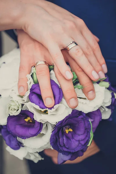 Noiva Noivo Seguram Suas Mãos Com Anéis Sobre Buquê Casamento — Fotografia de Stock