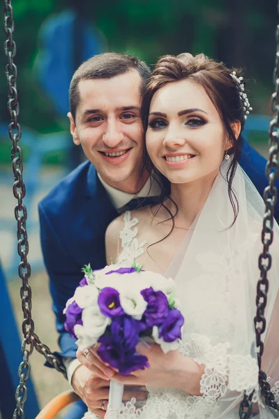 Sposo Sposa Sull Altalena — Foto Stock