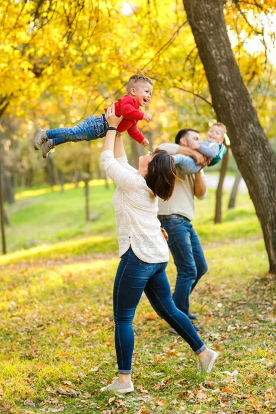 幸せな家族の母、父と赤ちゃんの双子は遊んで笑っています — ストック写真