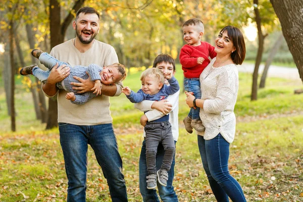 Bonita Familia Grande Con Cuatro Hijos Alegres Están Jugando Las — Foto de Stock